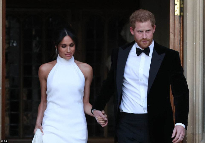Váy trắng tinh tế cùng khuyên tai có giá 1,5 tỷ, tân công nương Meghan Markle thu hút mọi con mắt tại buổi tiệc sau lễ cưới